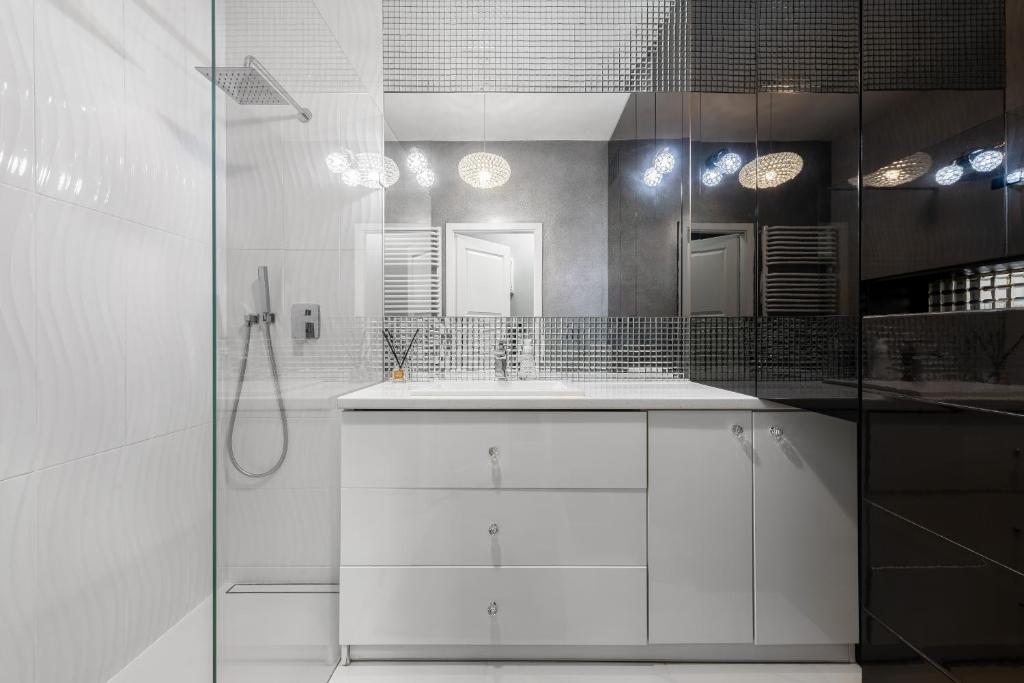 Fotografia z galérie ubytovania Kierbedzia 6 - Bezpłatny podziemny parking - free parking - Piękny ogródek z tarasem - 2km Łazienki Królewskie - WiFi - Smart TV 50 cali - Good Apartments vo Varšave