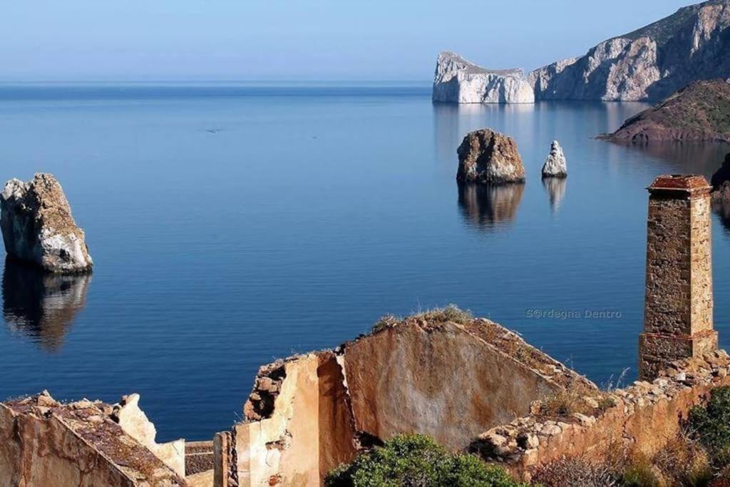 vista sull'oceano con rocce in acqua di Tanca Piras - Emozioni a strapiombo sul Mare!!! a Nebida