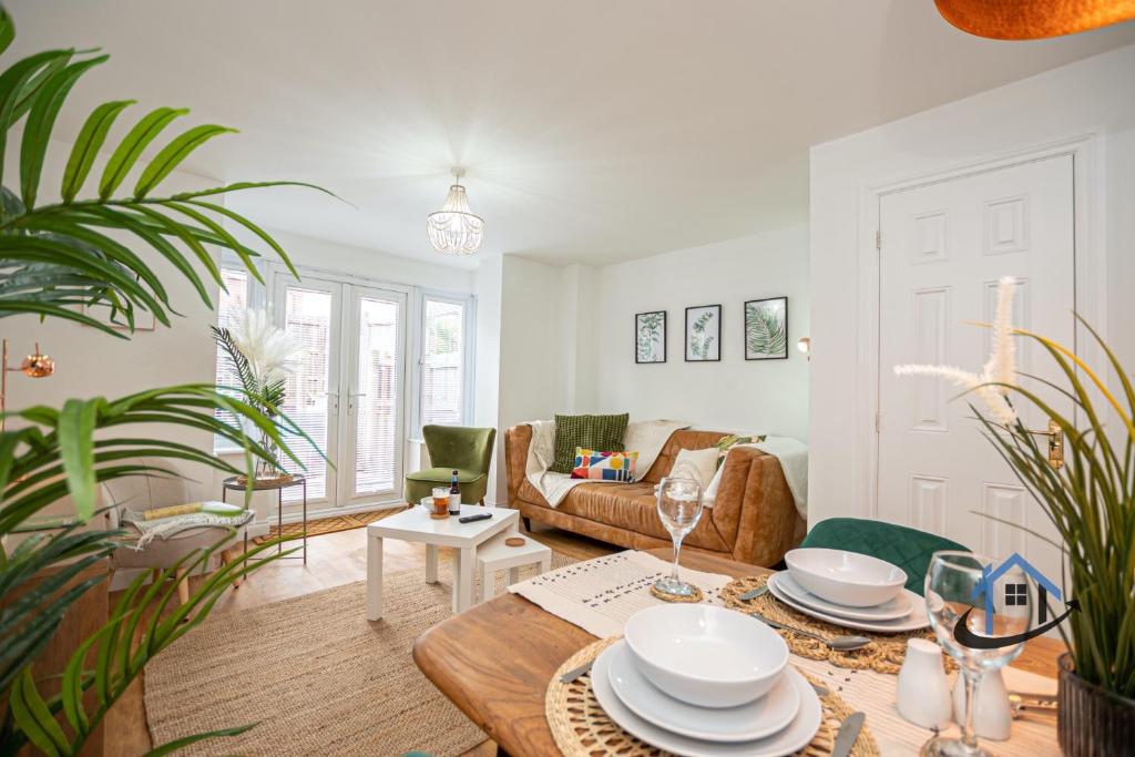 a living room with a table and a couch at Ironside House, king or twin beds, free parking, workspace, free wi-fi, corporates, pets, sleeps 8 in Thrapston