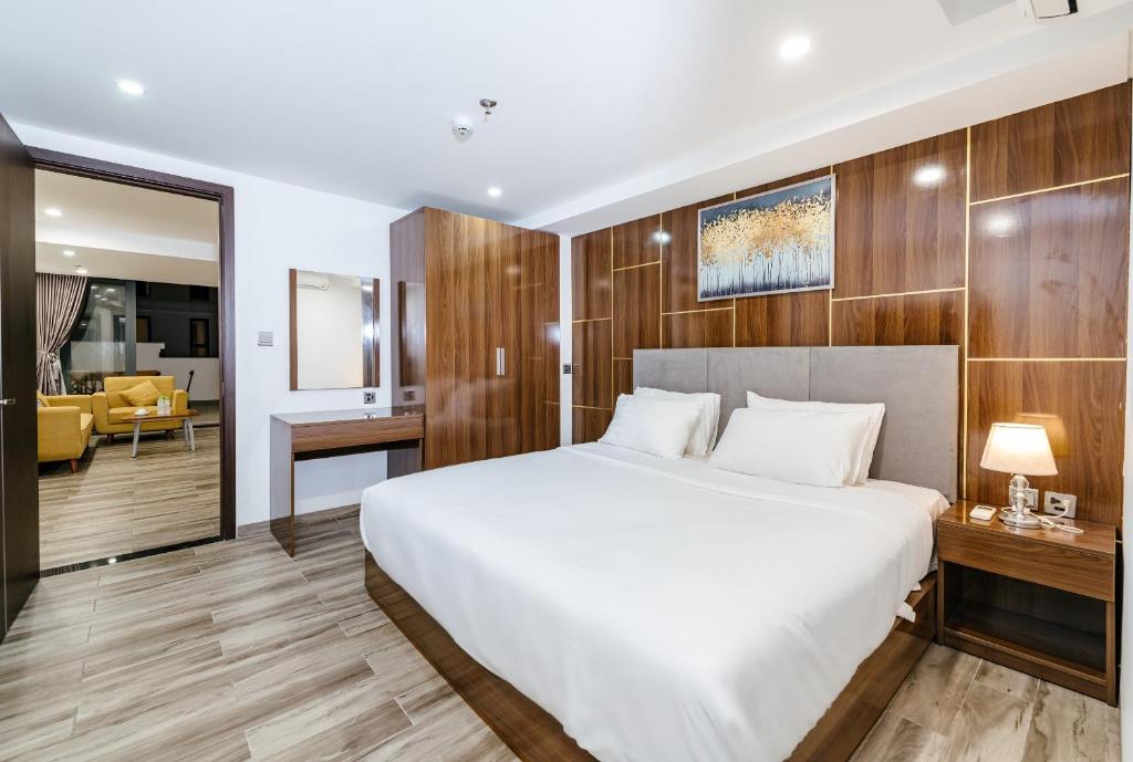 SWEDEN HOTEL and APARTMENT في دا نانغ: غرفة نوم بسرير كبير وغرفة معيشة