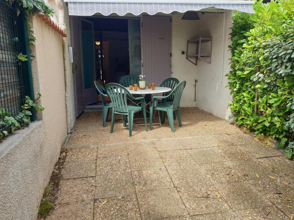 Patio alebo iná vonkajšia časť ubytovania CORALLINES Agréable petite villa 2 pièces mezzanine Mt St Martin Cap d'Agde