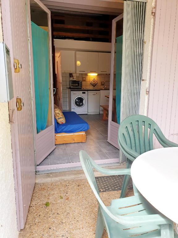 Kuchyňa alebo kuchynka v ubytovaní CORALLINES Agréable petite villa 2 pièces mezzanine Mt St Martin Cap d'Agde
