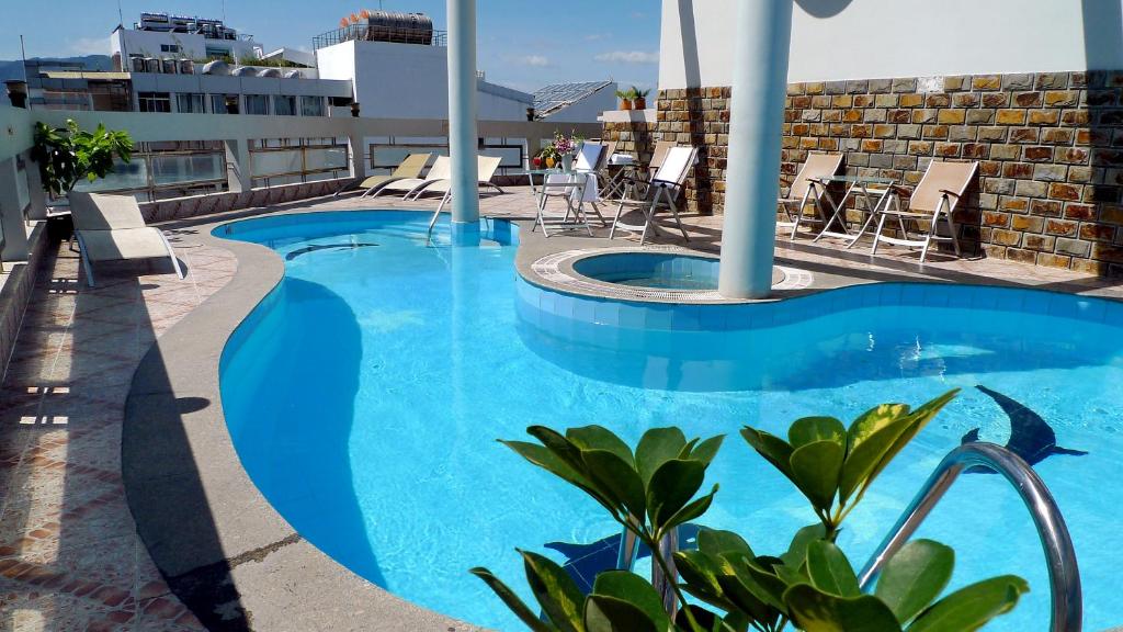 Bazén v ubytování Asia Paradise Hotel nebo v jeho okolí