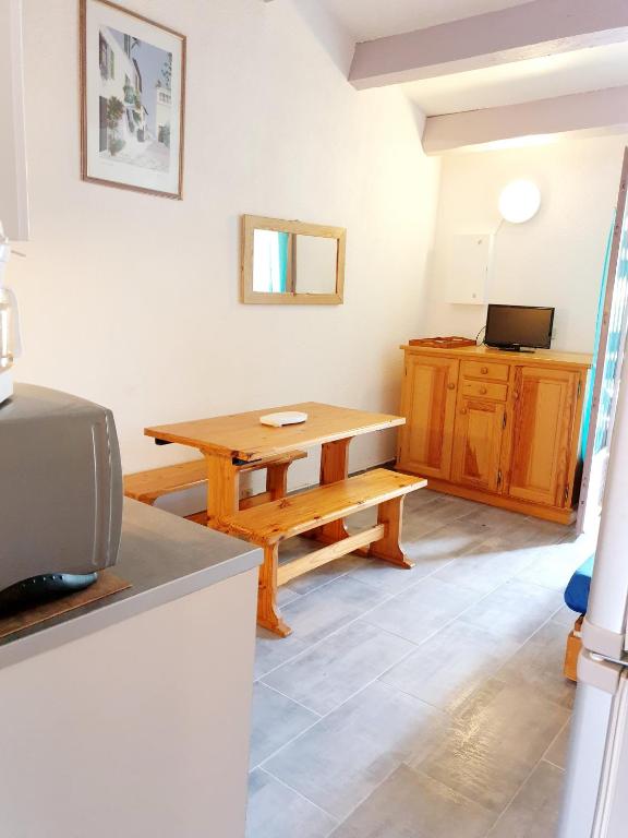 Televízia a/alebo spoločenská miestnosť v ubytovaní CORALLINES Agréable petite villa 2 pièces mezzanine Mt St Martin Cap d'Agde