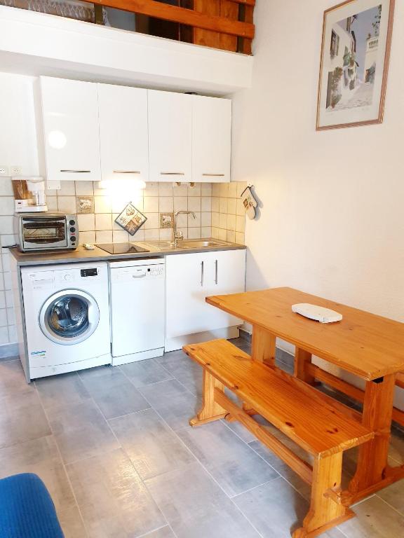 Kuchyňa alebo kuchynka v ubytovaní CORALLINES Agréable petite villa 2 pièces mezzanine Mt St Martin Cap d'Agde