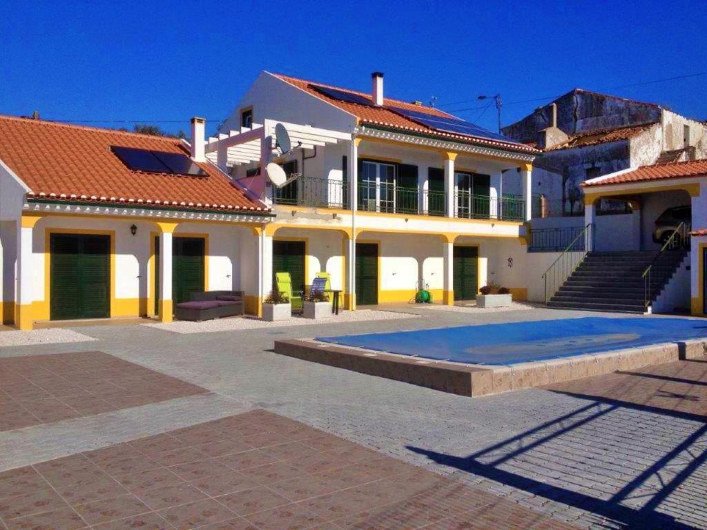 una casa con piscina frente a ella en 6 Persoons Woning met Zwembad. Rustig gelegen., en Figueira e Barros