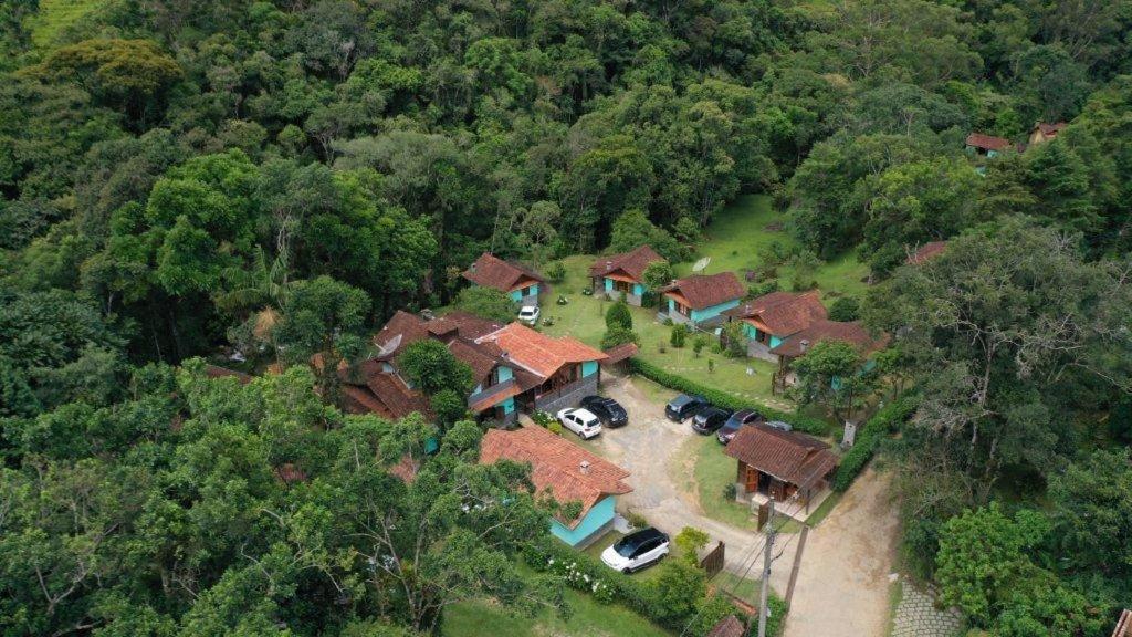 an overhead view of a house with cars in the forest at Pousada Brilho da Natureza in Visconde De Maua