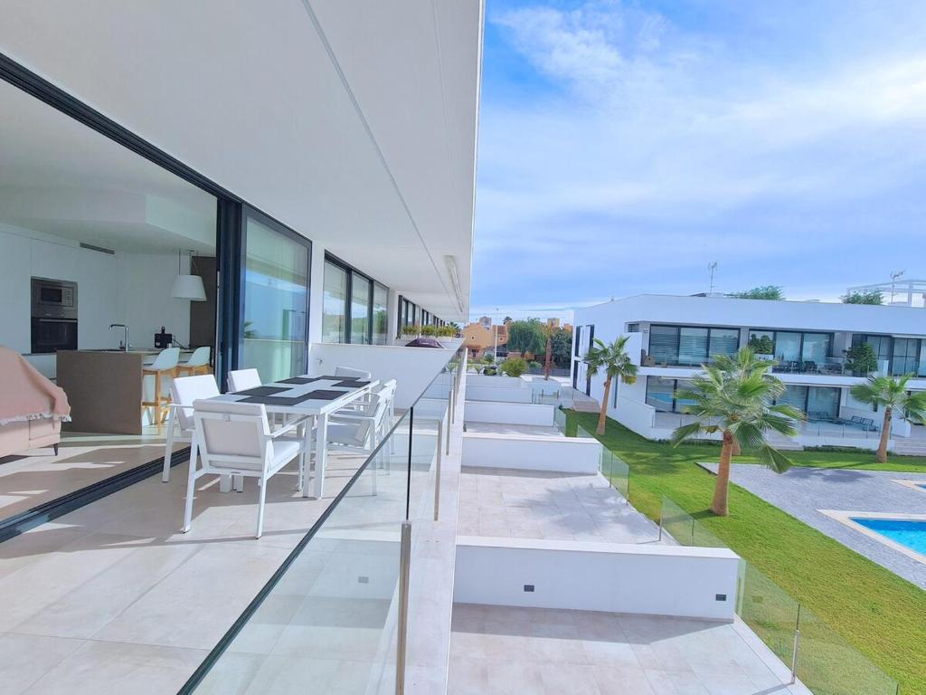 Bazén v ubytování Luxury Apartment Mar de Cristal nebo v jeho okolí