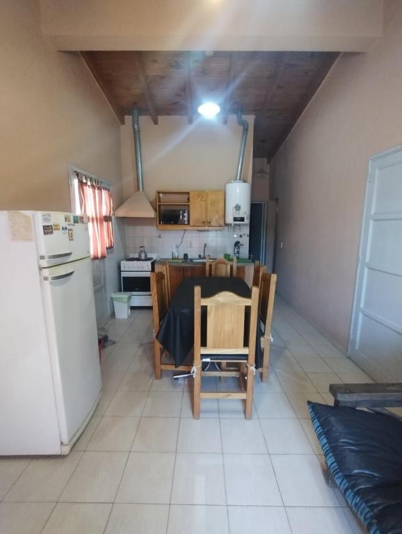 Il comprend une cuisine et une salle à manger avec une table et un réfrigérateur. dans l'établissement Casa Román Martínez, à San Rafael