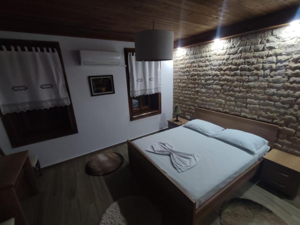 Eni Guesthouse parking on site - Housity