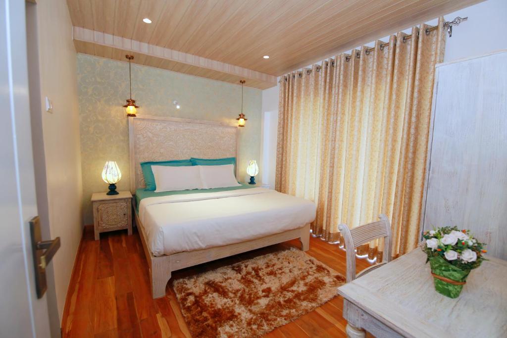 Postel nebo postele na pokoji v ubytování Knightsbridge Grand Apartment