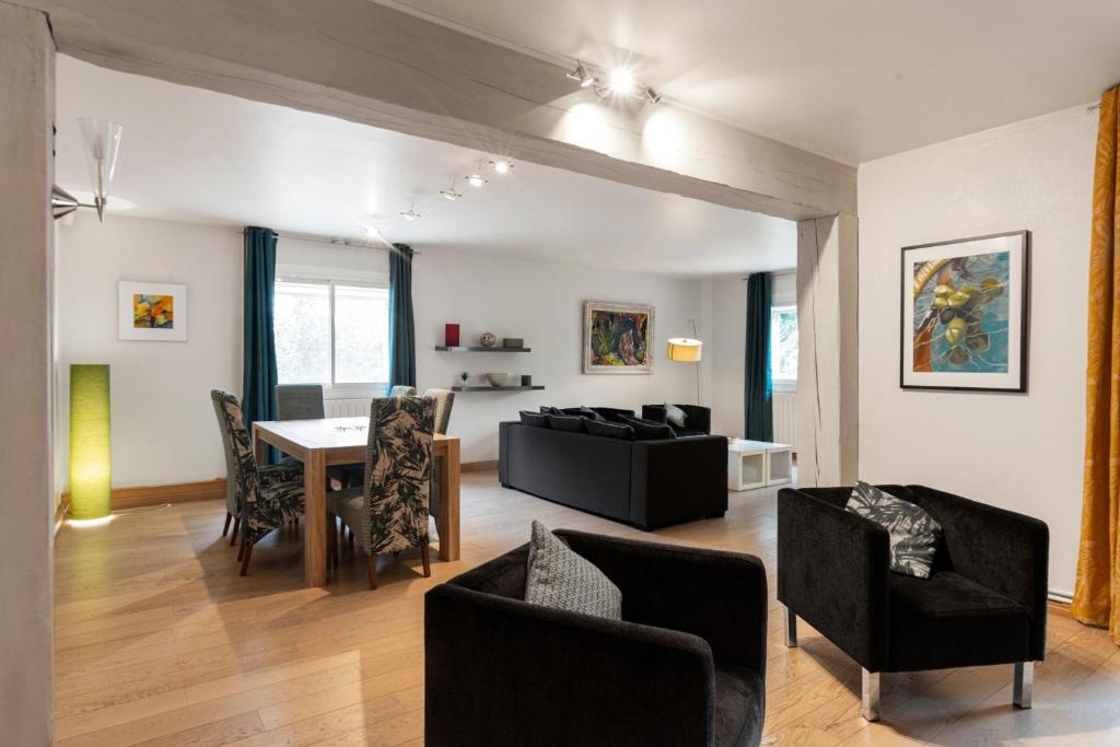 una sala de estar con un sofá y una mesa en Appartement Aloa, en Carcassonne