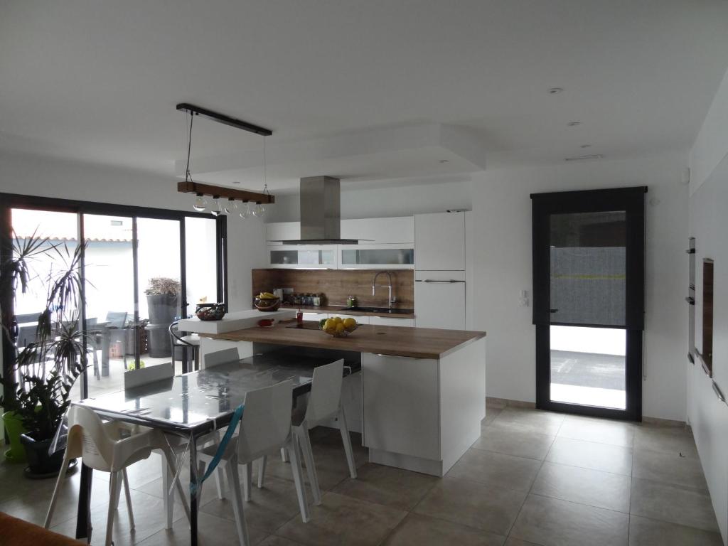 Kuchyňa alebo kuchynka v ubytovaní Villa moderne dans quartier calme