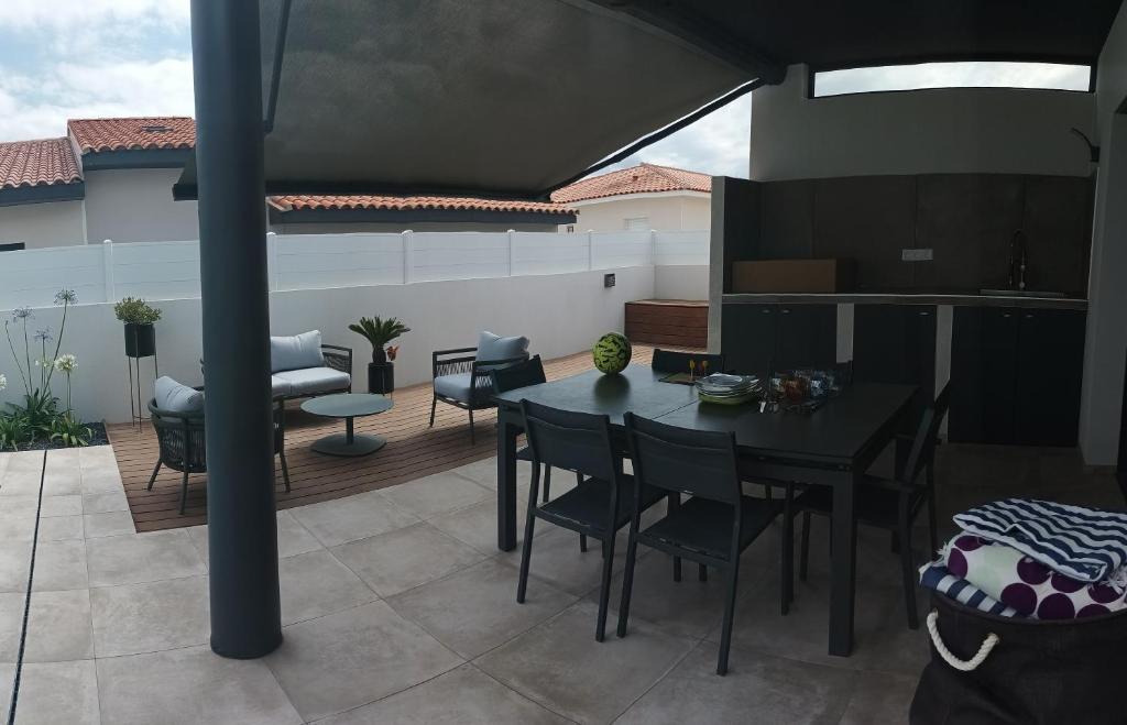 Balkón alebo terasa v ubytovaní Villa moderne dans quartier calme