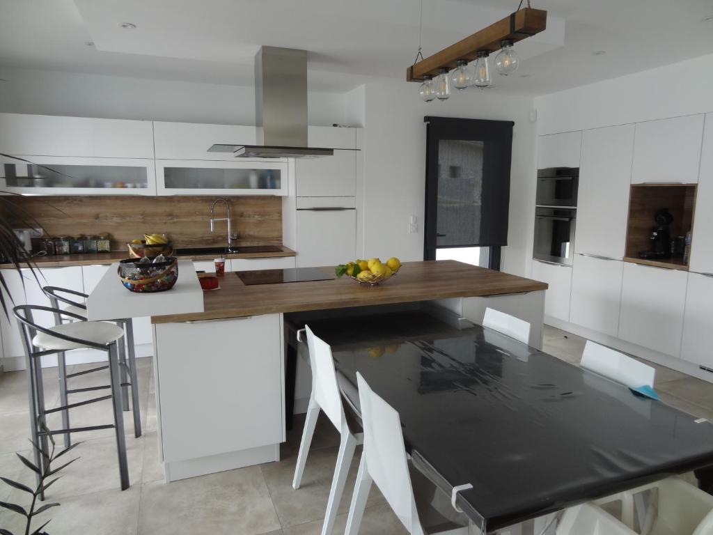Kuchyňa alebo kuchynka v ubytovaní Villa moderne dans quartier calme