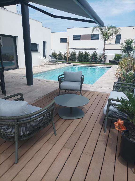 Bazén v ubytovaní Villa moderne dans quartier calme alebo v jeho blízkosti