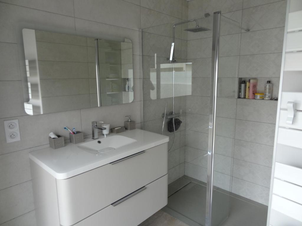 Kúpeľňa v ubytovaní Villa moderne dans quartier calme