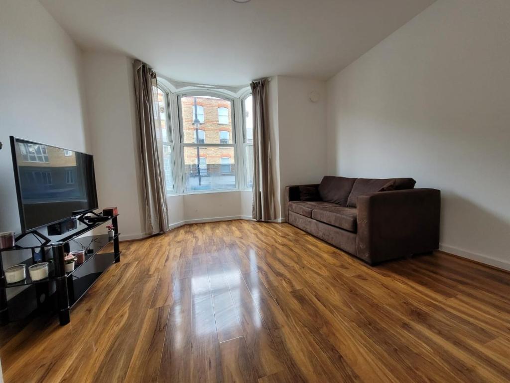 ロンドンにあるStunning 1 bedroom apartment in Londonのソファとテレビ付きの空きリビングルーム