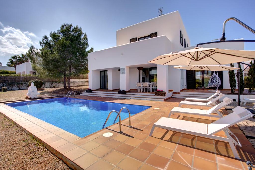 eine Villa mit einem Pool vor einem Haus in der Unterkunft Can Agua IBIZA - Fantastic Villa with pool & BBQ in San Jose de sa Talaia