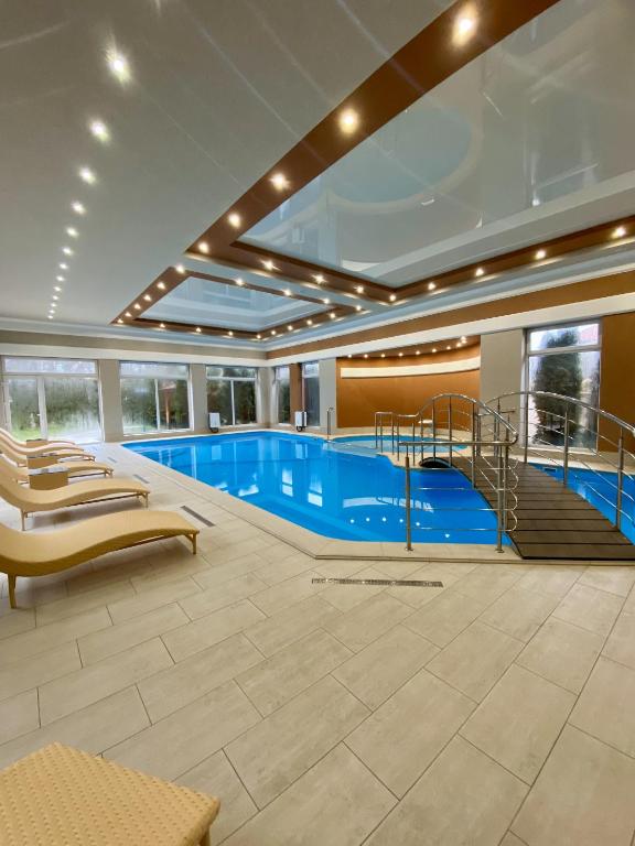Bazén v ubytování Sting Hotel & Event Palace nebo v jeho okolí