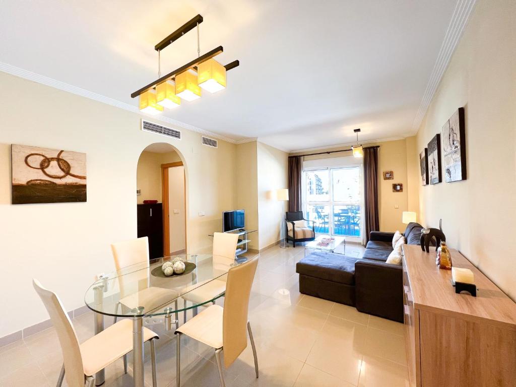 Posezení v ubytování Apartamento acogedor de 2 dormitorios a solo 150 m de la playa Sabinillas, Manilva