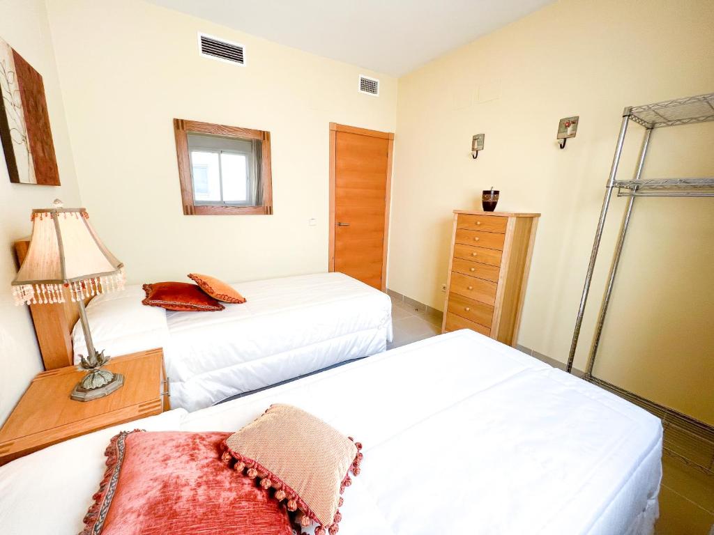 Postel nebo postele na pokoji v ubytování Apartamento acogedor de 2 dormitorios a solo 150 m de la playa Sabinillas, Manilva