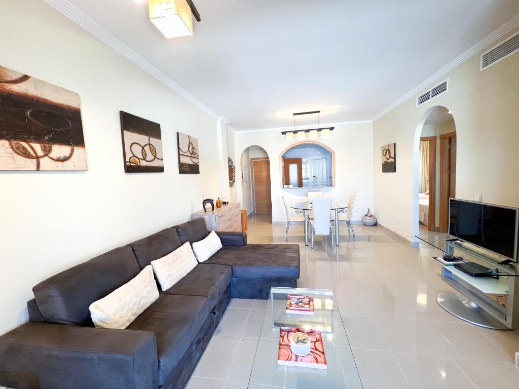 TV a/nebo společenská místnost v ubytování Apartamento acogedor de 2 dormitorios a solo 150 m de la playa Sabinillas, Manilva