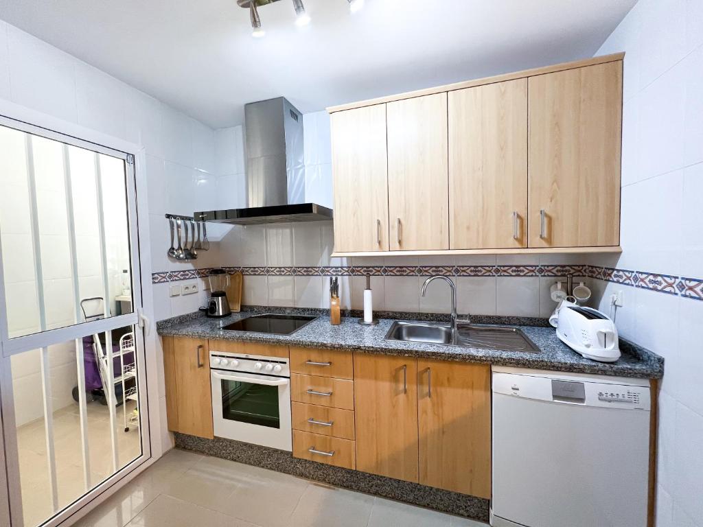 Kuchyň nebo kuchyňský kout v ubytování Apartamento acogedor de 2 dormitorios a solo 150 m de la playa Sabinillas, Manilva