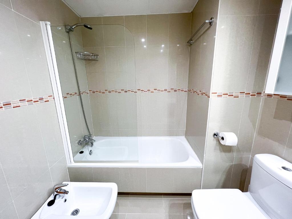 Koupelna v ubytování Apartamento acogedor de 2 dormitorios a solo 150 m de la playa Sabinillas, Manilva