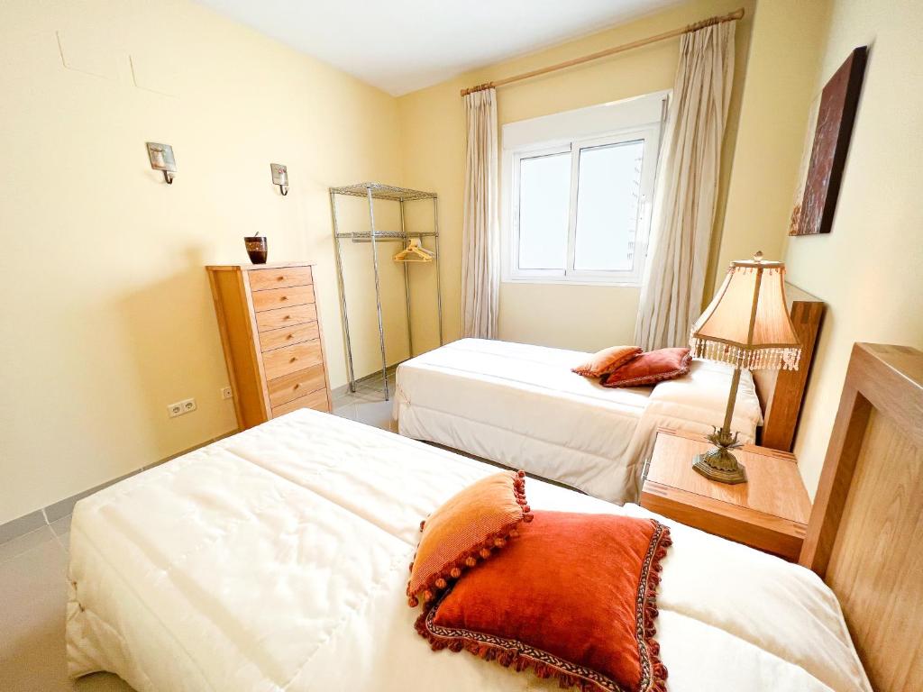 Postel nebo postele na pokoji v ubytování Apartamento acogedor de 2 dormitorios a solo 150 m de la playa Sabinillas, Manilva