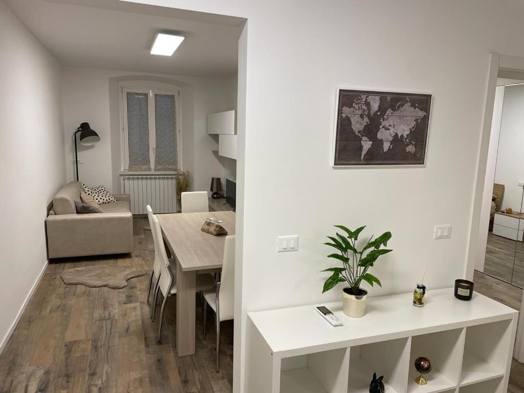 een woonkamer met een tafel en een eetkamer bij Casa vacanze Ginevra a Trieste in Trieste