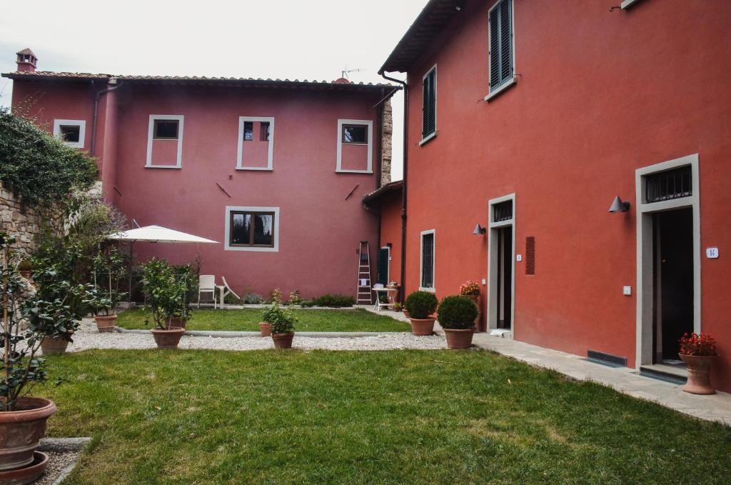 Appartamento a Villa Rosa في Compiobbi: اطلالة على ساحة المنزل