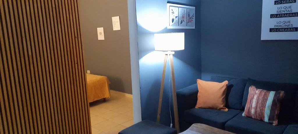 um quarto azul com um sofá azul e um candeeiro em Departamento 1 interno - centro - Inst Cardiologico - cochera em Corrientes