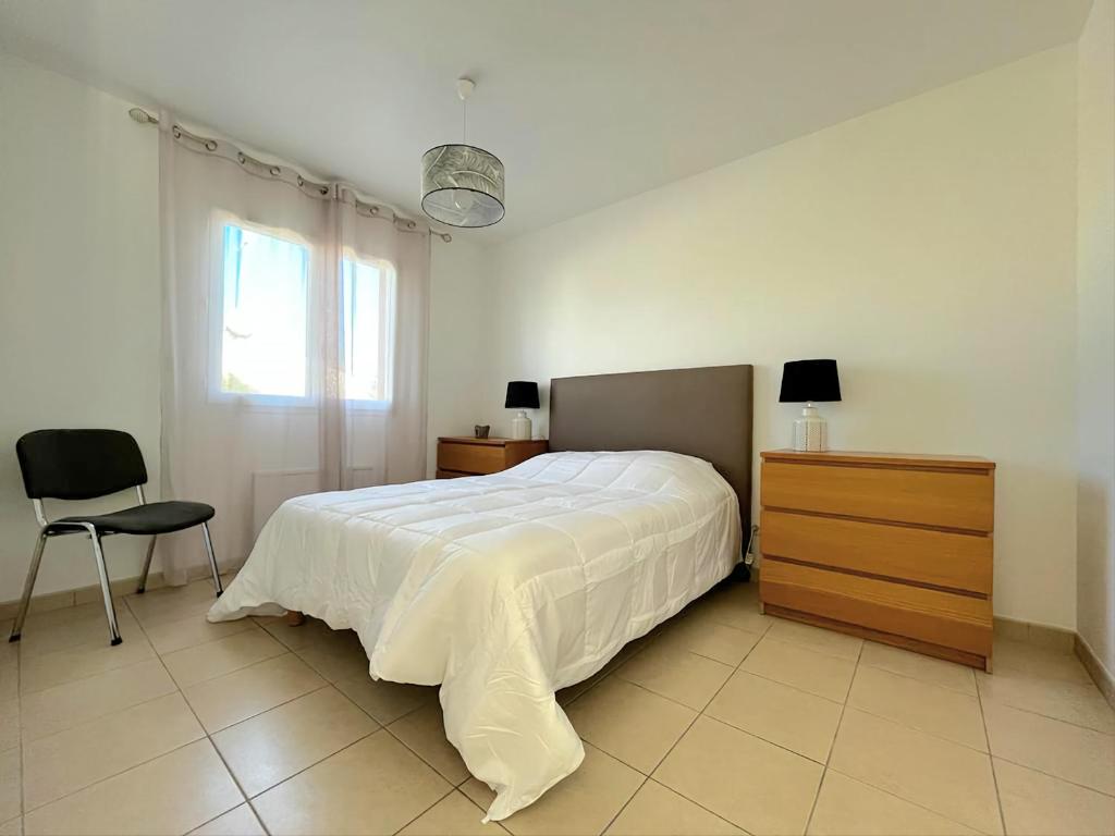 Postel nebo postele na pokoji v ubytování LaConciergerieJonzac, maison Acacia 2