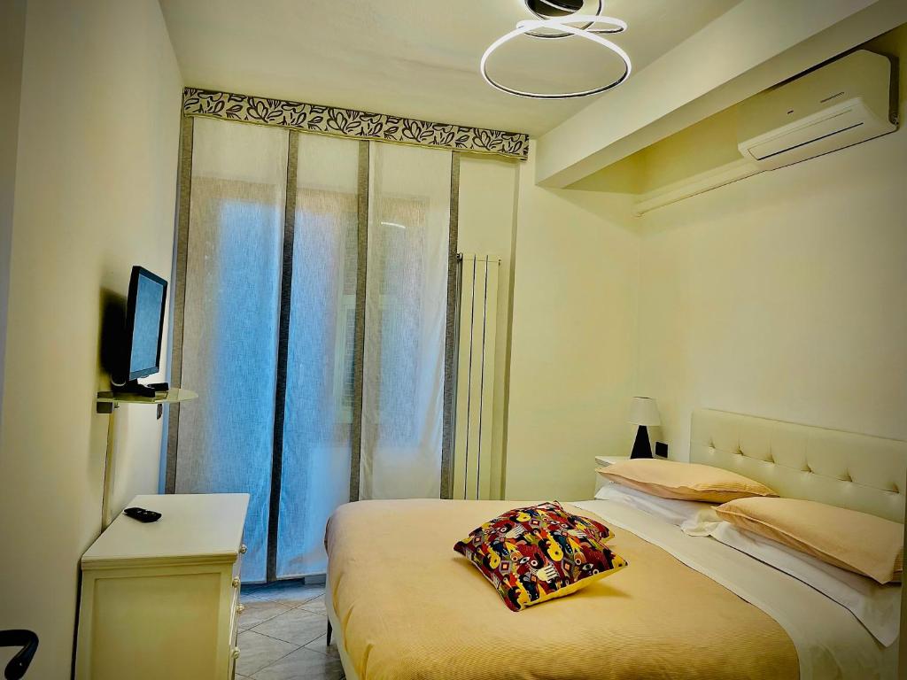 una camera con un grande letto e una finestra di Acciuga a Monterosso al Mare