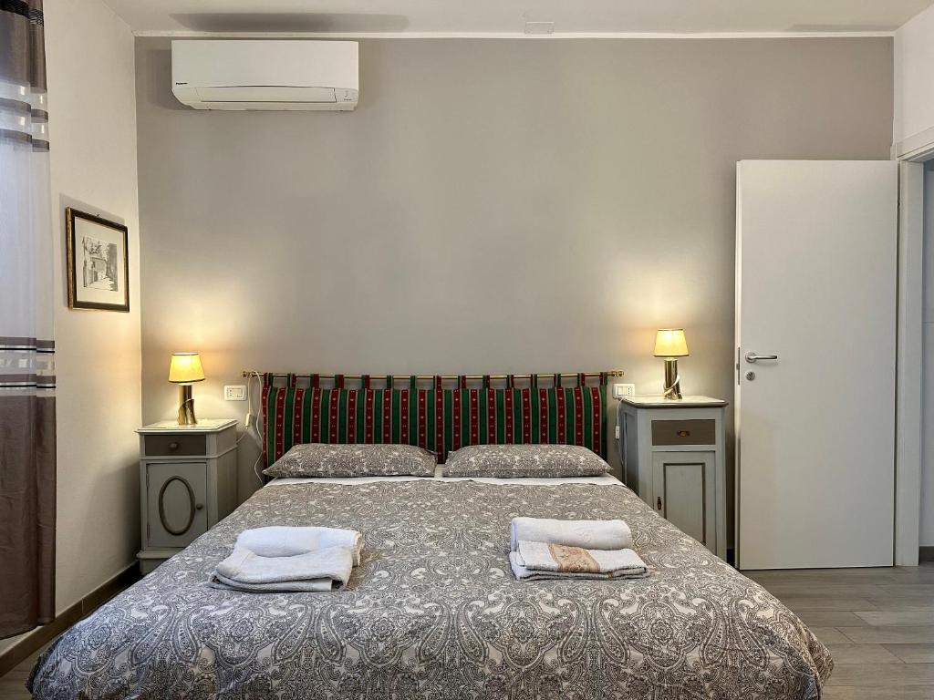 - une chambre avec un lit et 2 serviettes dans l'établissement A casa Gasperini - Appartamento in centro a Casalecchio di Reno, à Casalecchio di Reno