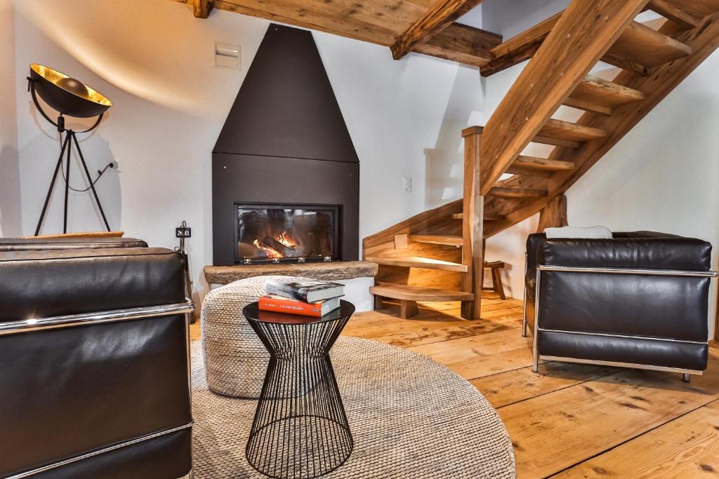 a living room with a fireplace and a table at Appartamento 1789 in Castro