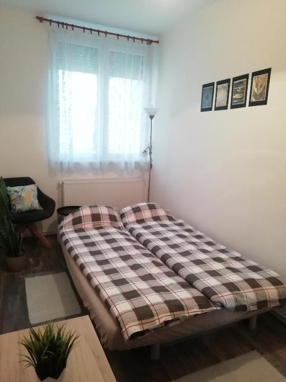 Posteľ alebo postele v izbe v ubytovaní Aréna Apartman