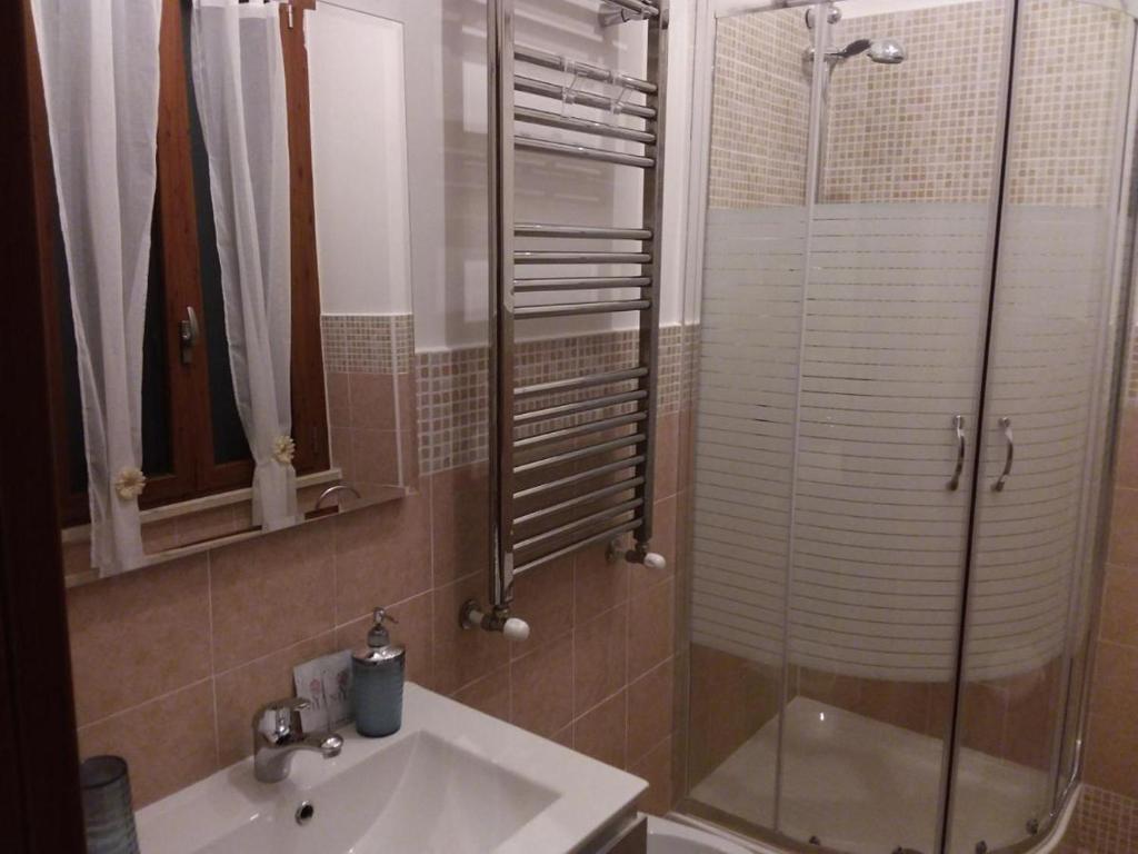ローマにあるMaria's Roomsのバスルーム(洗面台、ガラス張りのシャワー付)