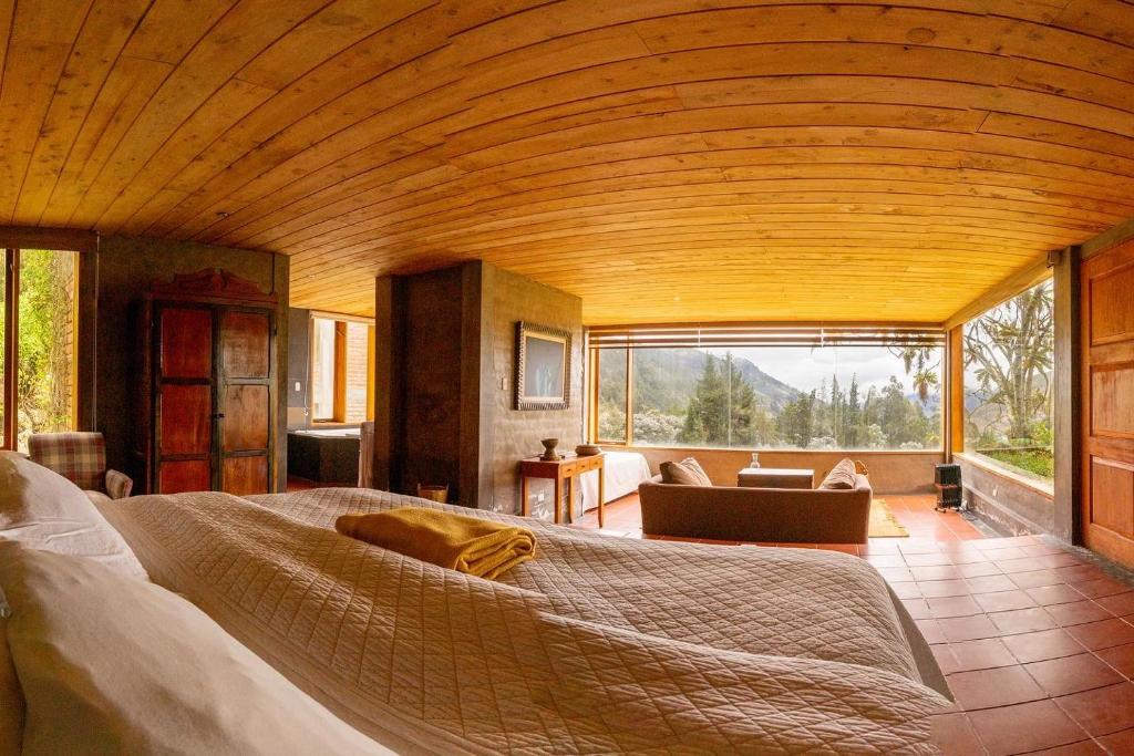 uma cama grande num quarto com uma janela grande em Nalanda Casa de Montaña em Patate