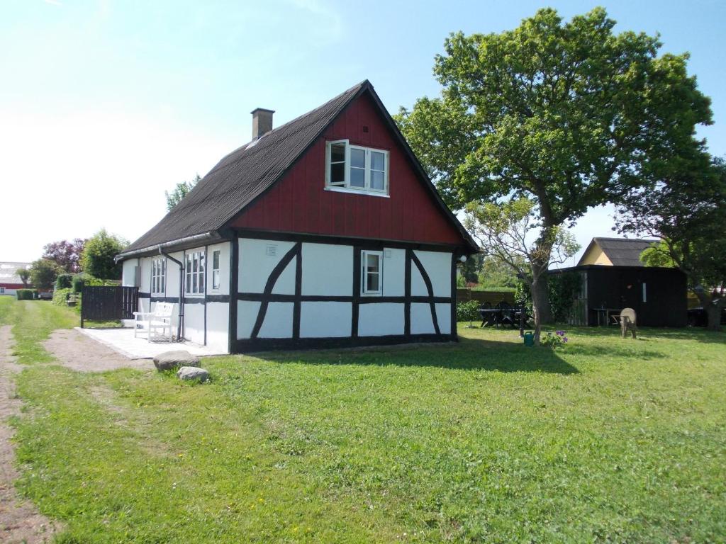a red and white barn with a red roof at Paradiset Holiday House in Blans