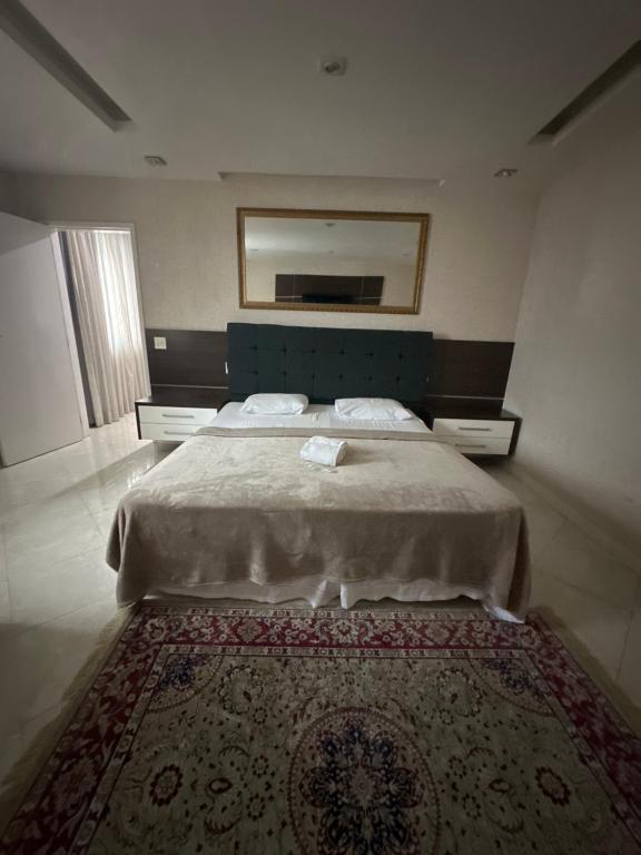 a bedroom with a large bed and a rug at Hotel Pousada Irmaos Freyhardt in Rio de Janeiro