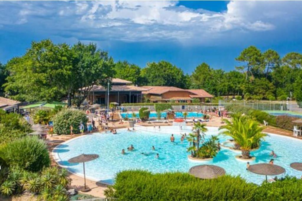 - une piscine dans un complexe avec des personnes dans l'établissement Petit coin de paradis, à La Teste-de-Buch