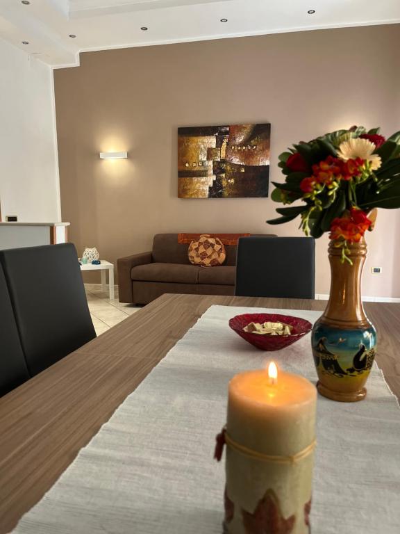una vela sentada en una mesa en una sala de estar en Santa Maria Home en Nápoles