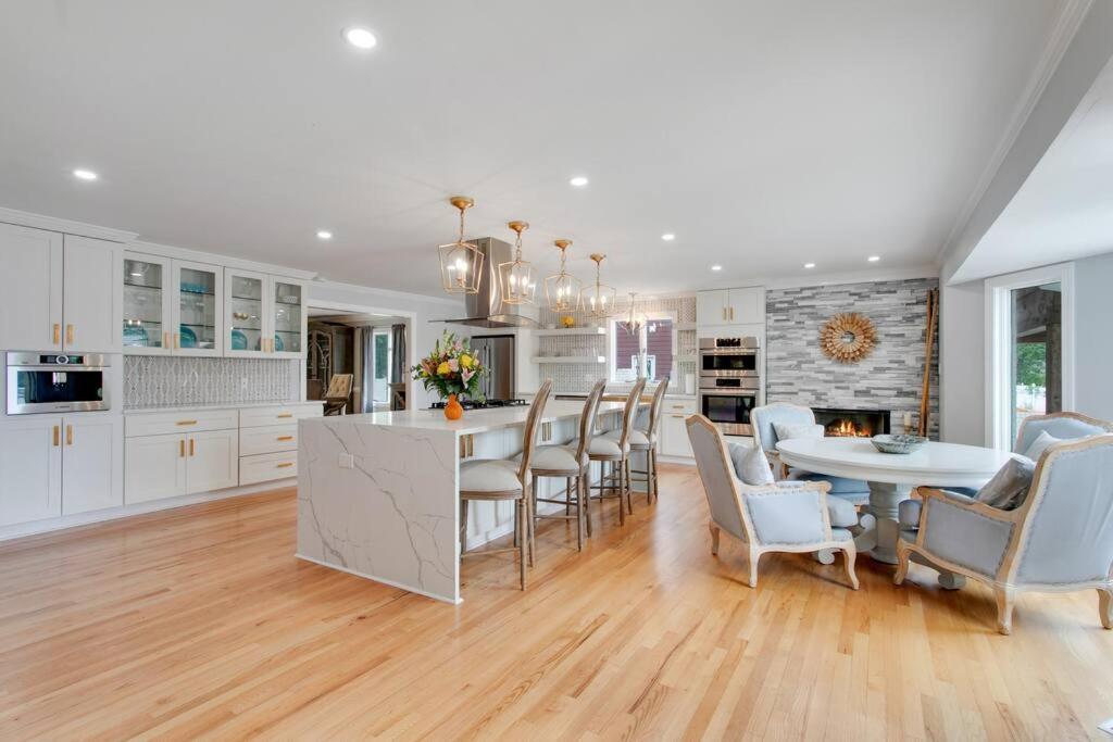 Cavalier Manor on Crystal Lake, Portsmouth (updated prices 2024)