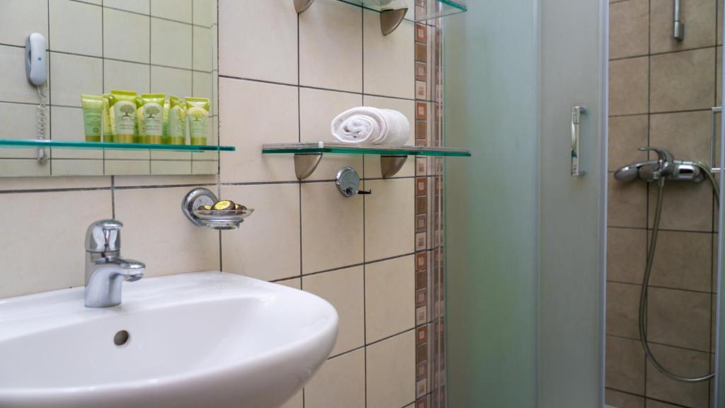 Dellas Boutique Hotel - 5