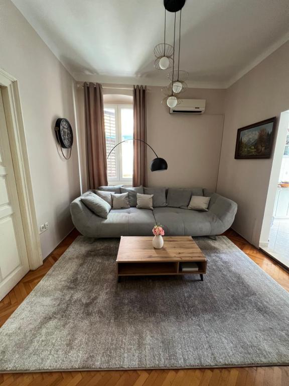 a living room with a couch and a table at Apartman Sandra in Pula