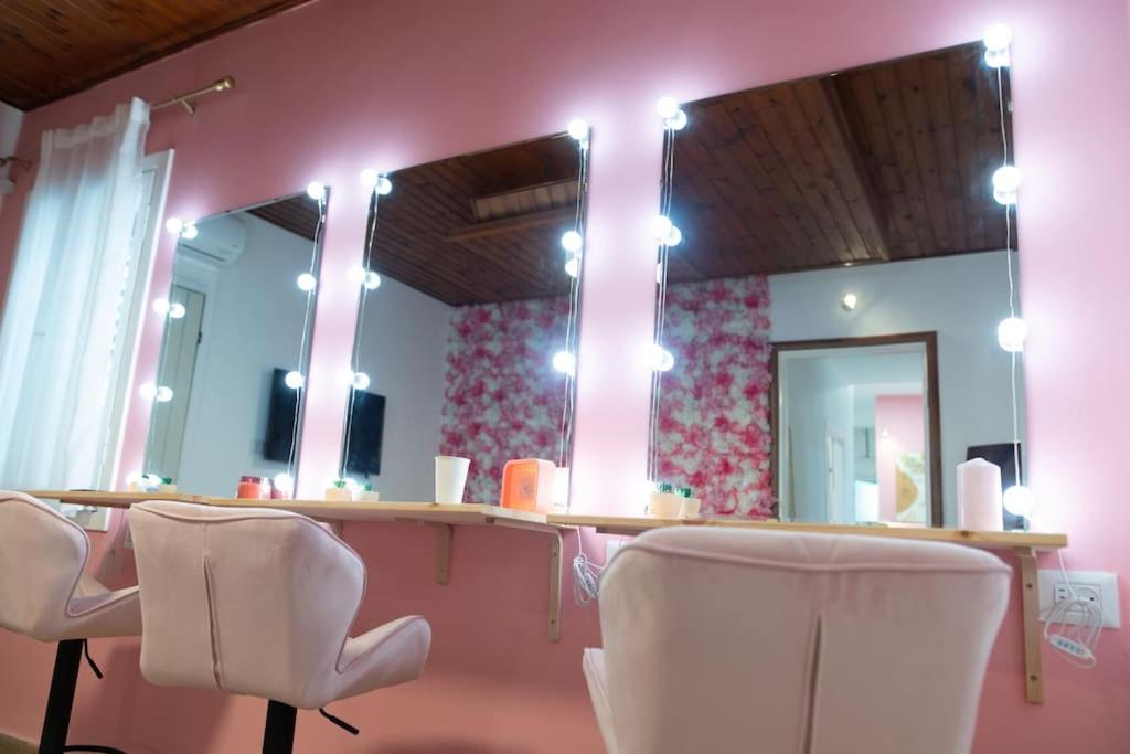 海法的住宿－Bride House haifa，一个带白色椅子的沙龙和一个带镜子的梳妆台