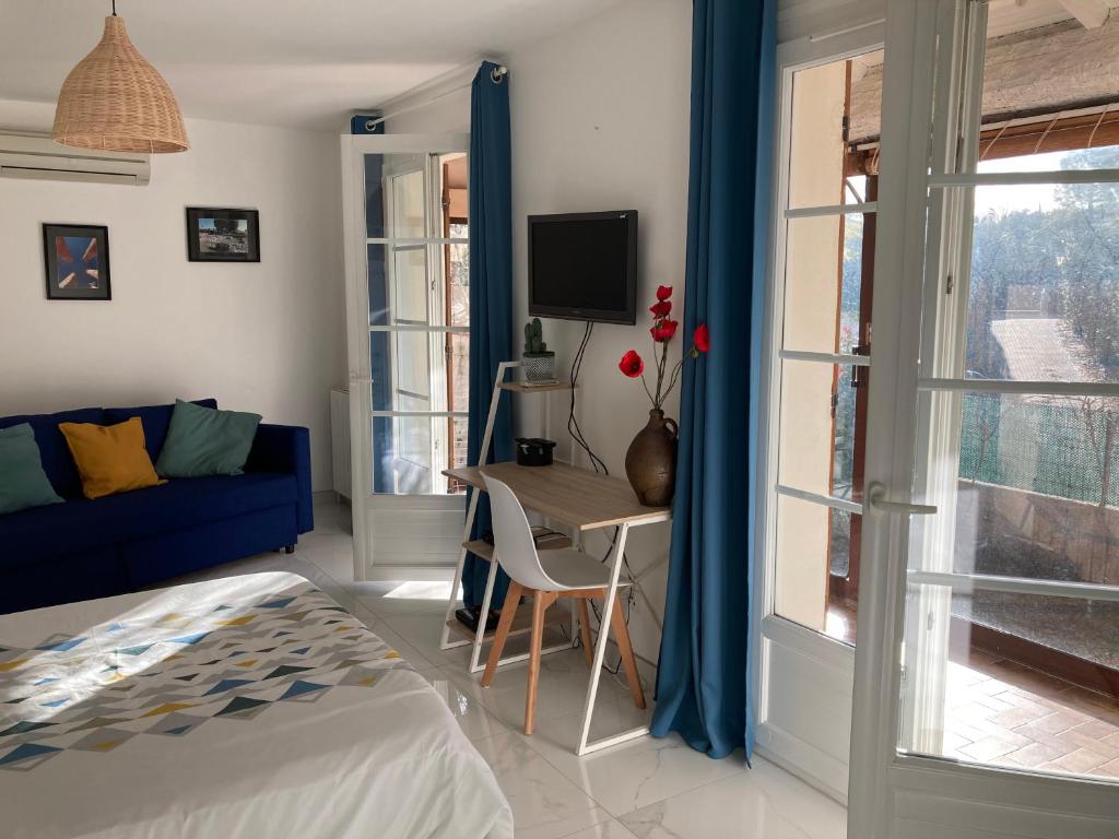 Cette chambre comprend un lit, une table et une fenêtre. dans l'établissement Chambre Chez Dom et Alain, à Villeneuve-lès-Maguelone