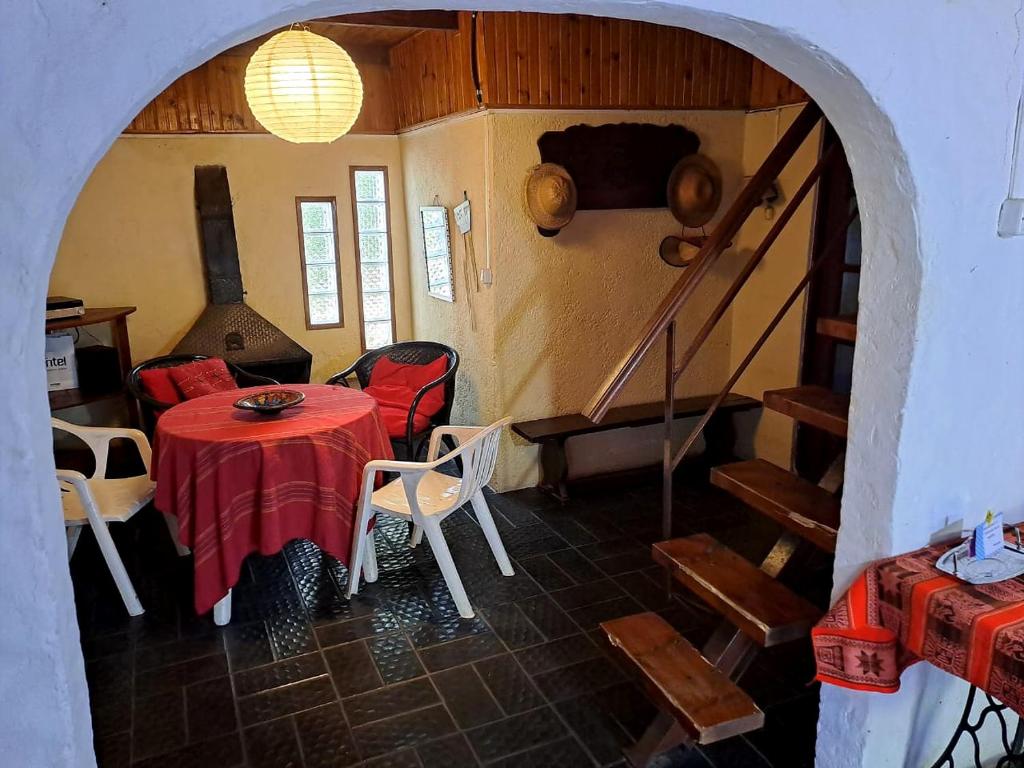 Habitación con mesa, sillas y escalera. en El remanso de Jaure, en Jaureguiberry